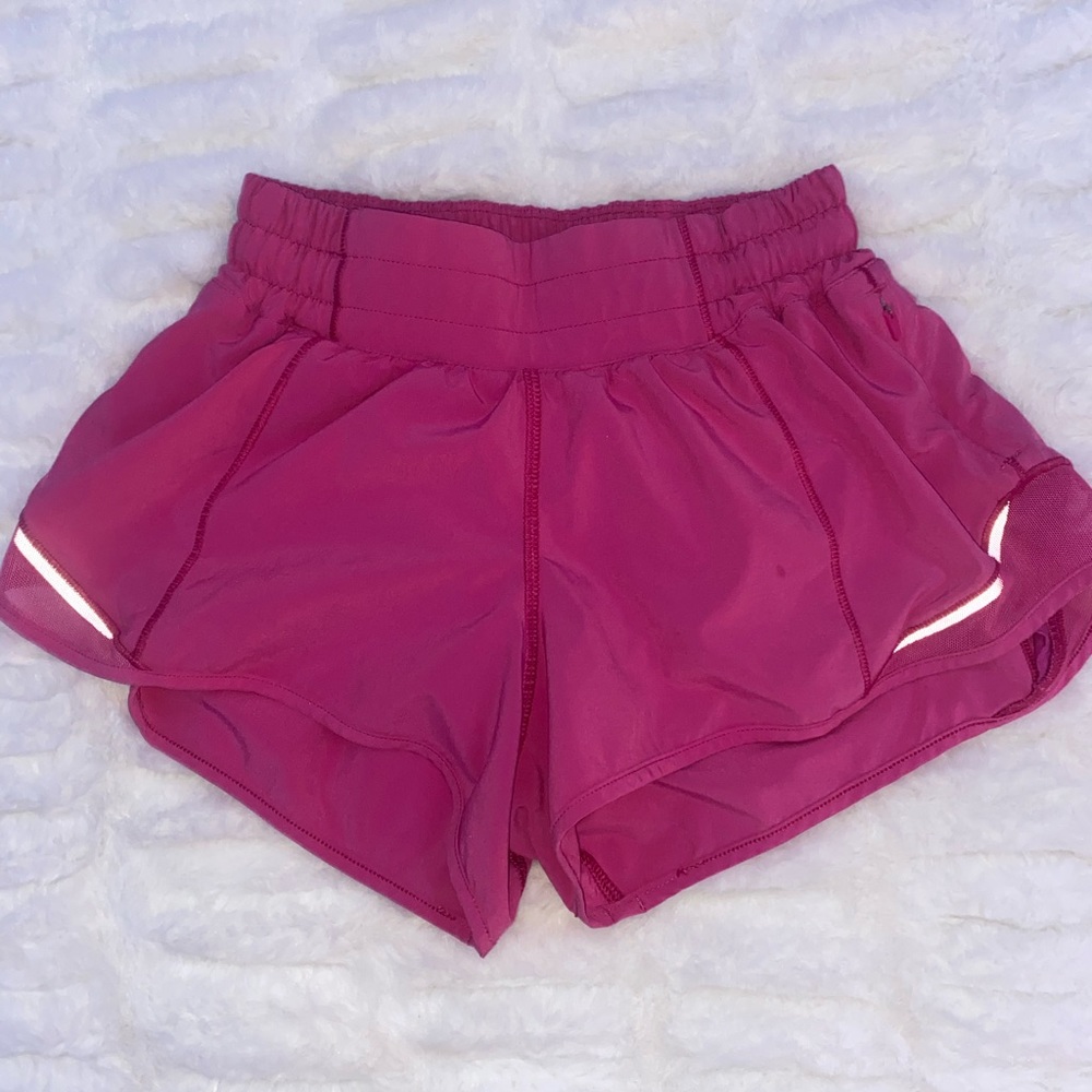 (HARD TO FIND) Lululemon Hotty Hot Shorts Size 0 - 2.5 inch SONIC PINK 🩷